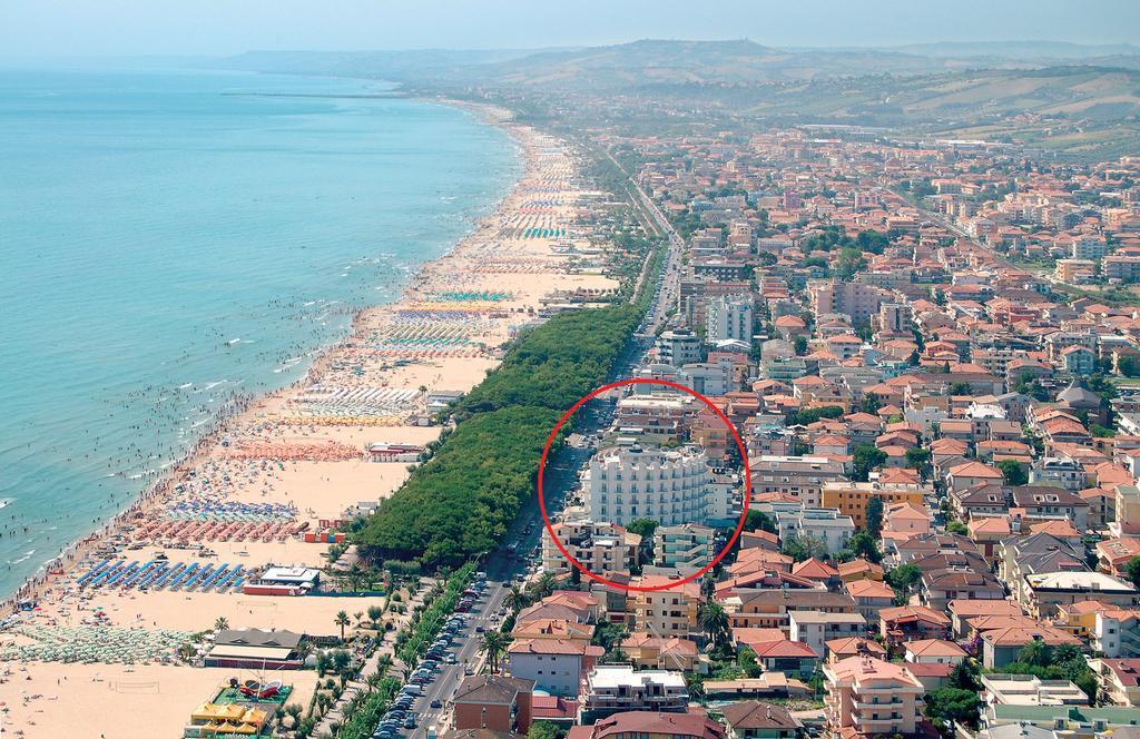 Hotel Lido Alba Adriatica Bagian luar foto