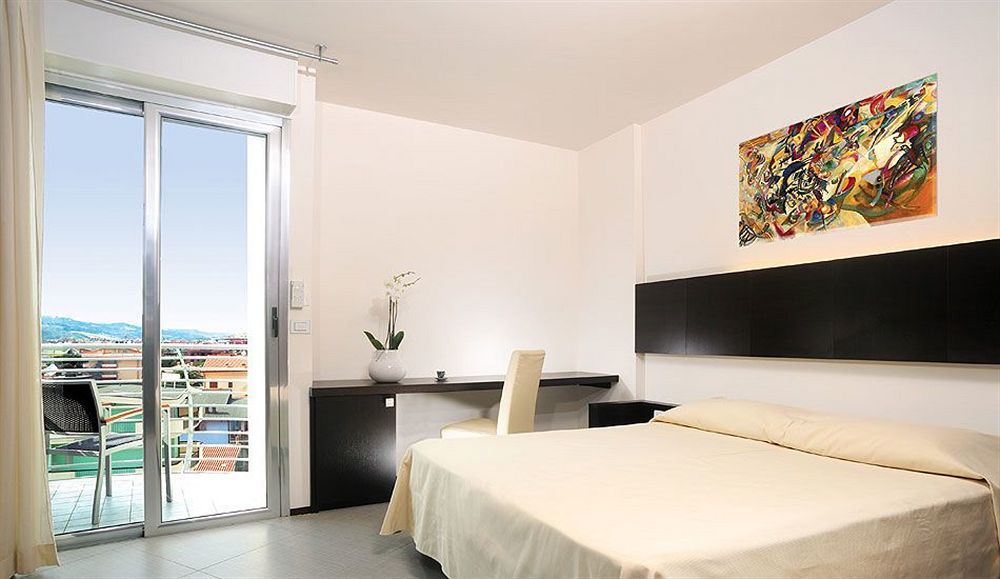 Hotel Lido Alba Adriatica Bagian luar foto