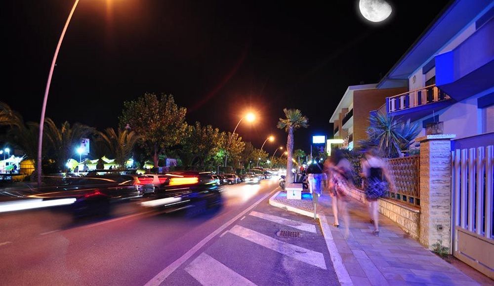 Hotel Lido Alba Adriatica Bagian luar foto